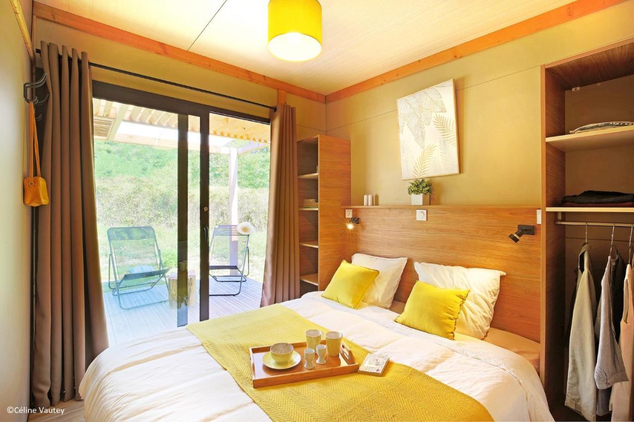 Camping Des Loisirs Evron Hotel Esterno foto
