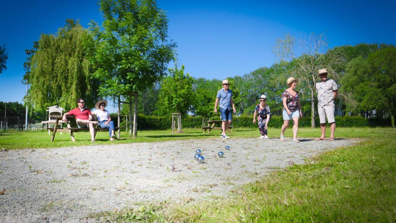 Camping Des Loisirs Evron Hotel Esterno foto